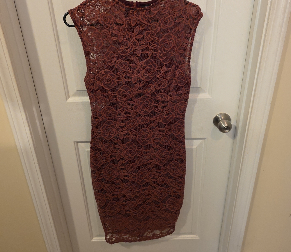 privy Sleeveless Floral Lace Midi Dress in Rust Brown